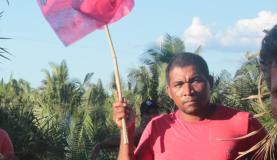 Rosenildo, desfraldando a bandeira da LCP