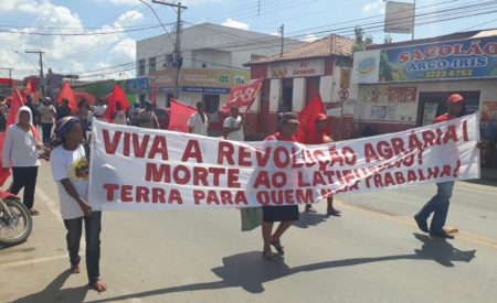 Camponeses da FNL à frente da manifestação
