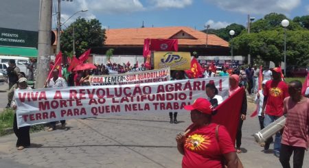 Manifestação toma as ruas.