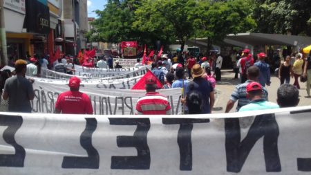 Manifestação toma as ruas e tem forte adesão da população