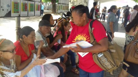 Panfletagem é realizada durante a manifestação