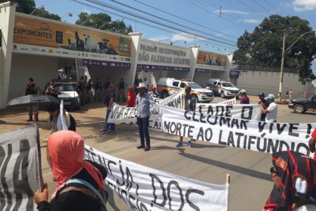 Polícia cerca o parque de exposições e o Sindicato Rural como cães de guarda do latifúndio, durante a passagem da manifestação dos camponeses