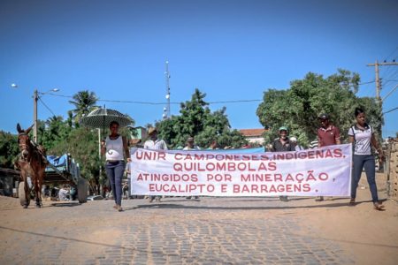 Manifestação ocupa as ruas do Centro do município de Manga para exigir a regularização das terras e denunciar os crimes de latifundiários da região em conluio com o velho Estado. Fotos da Articulação Rosalino Gomes