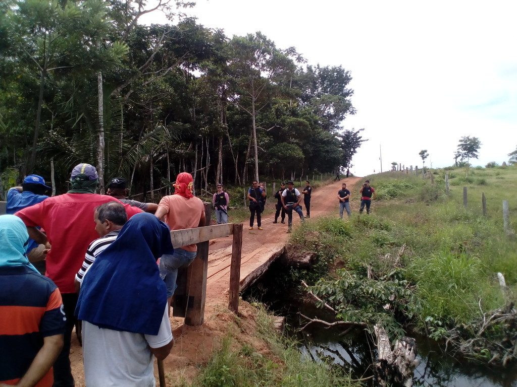 Polícia e Incra fazem ameaças na entrada da área no dia 1º de maio de 2018.